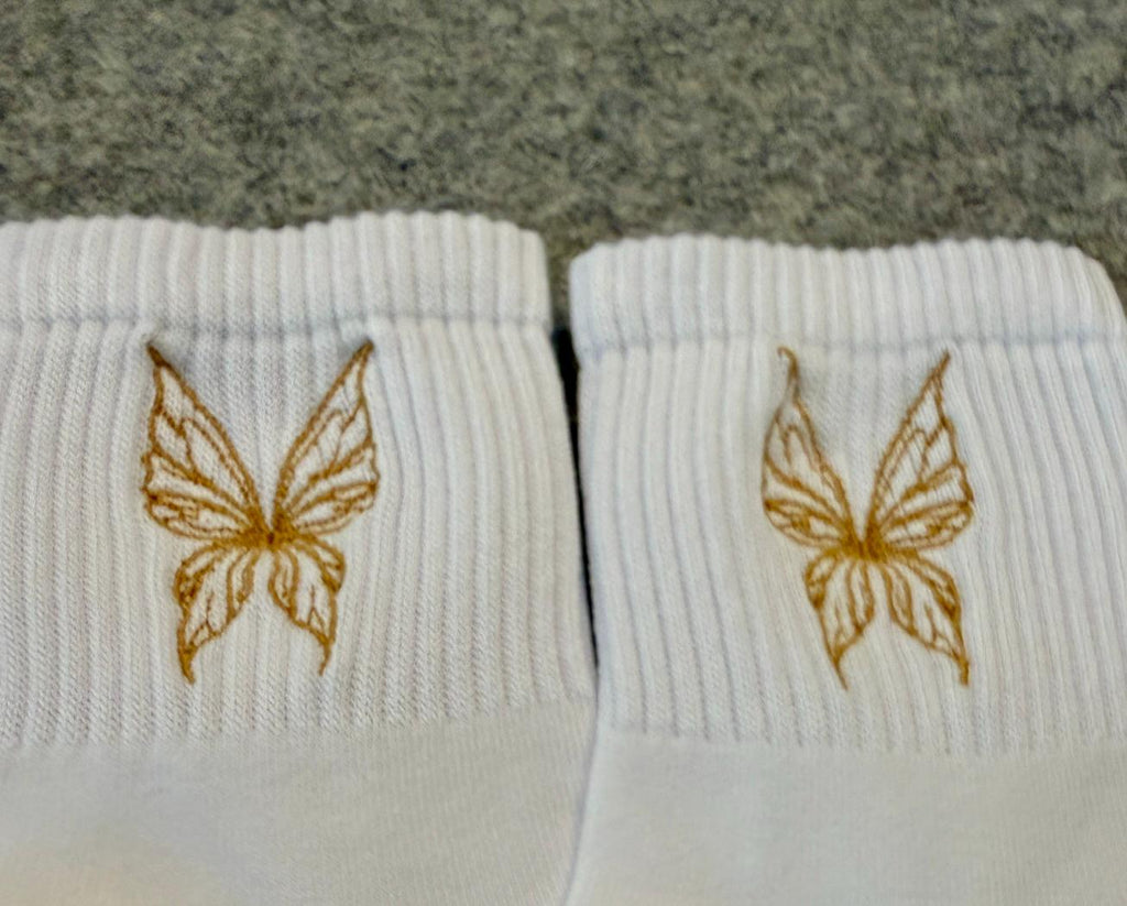 Wings embroidered on ladies quarter crew socks