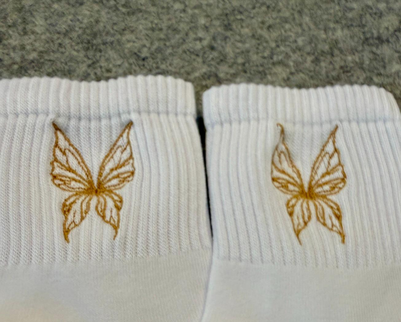 Wings embroidered on ladies quarter crew socks